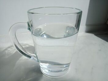 Alkotox gocciola in un bicchiere d'acqua, esperienza nell'uso del prodotto