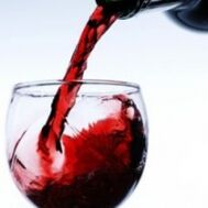 Il vino si versa in un bicchiere