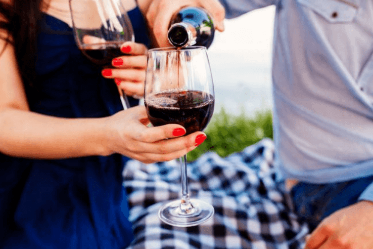 Il vino è la migliore bevanda alcolica per una piacevole serata prima del sesso