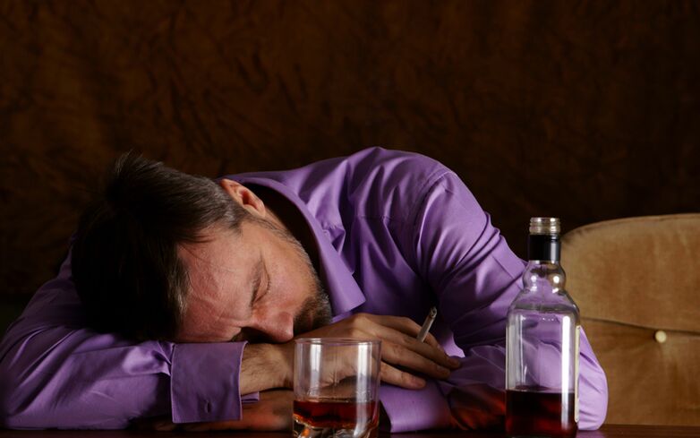Un alcolizzato che beve in modo incontrollato non sarà in grado di superare la sua dipendenza da solo. 