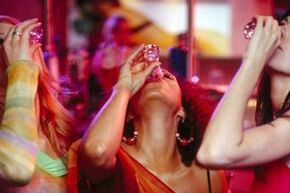 Le ragazze bevono alcol mentre si ferma