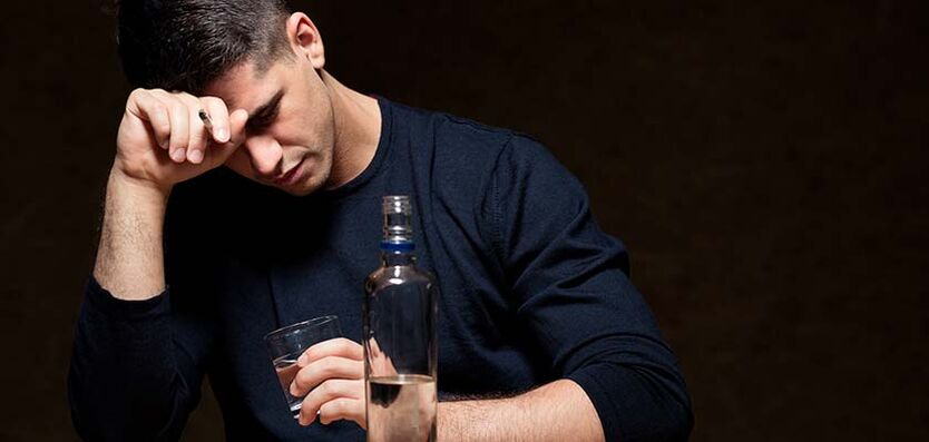 Un uomo beve alcolici, come smettere di fumare, foto 1