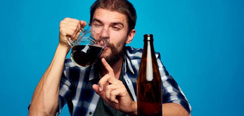 Un uomo beve alcolici, come smettere di fumare, foto 2