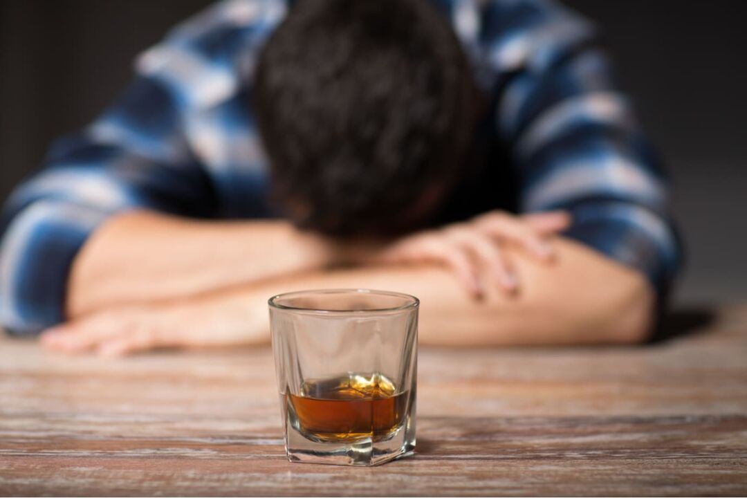 La sonnolenza può derivare da un'improvvisa interruzione di alcol